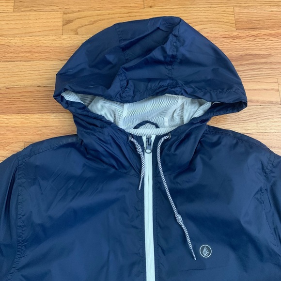 Men’s Volcom Navy and Cream Windbreaker Jacket - Picture 8 of 12